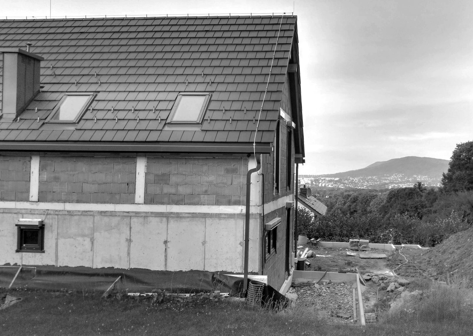 Kompaktowy dom na wzgórzu