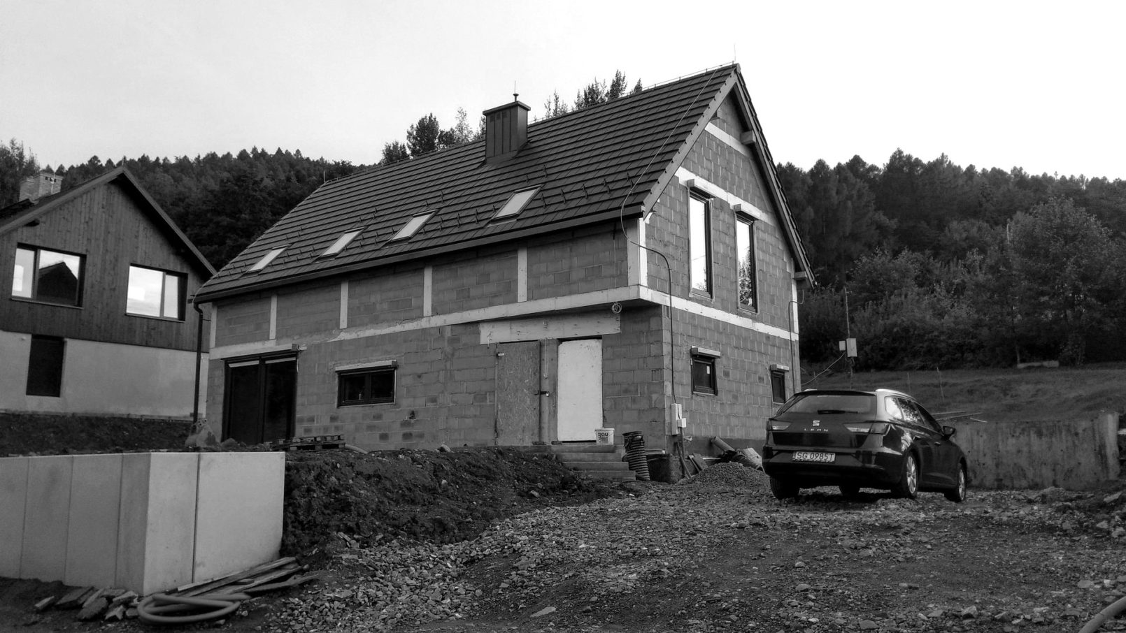 Kompaktowy dom na wzgórzu